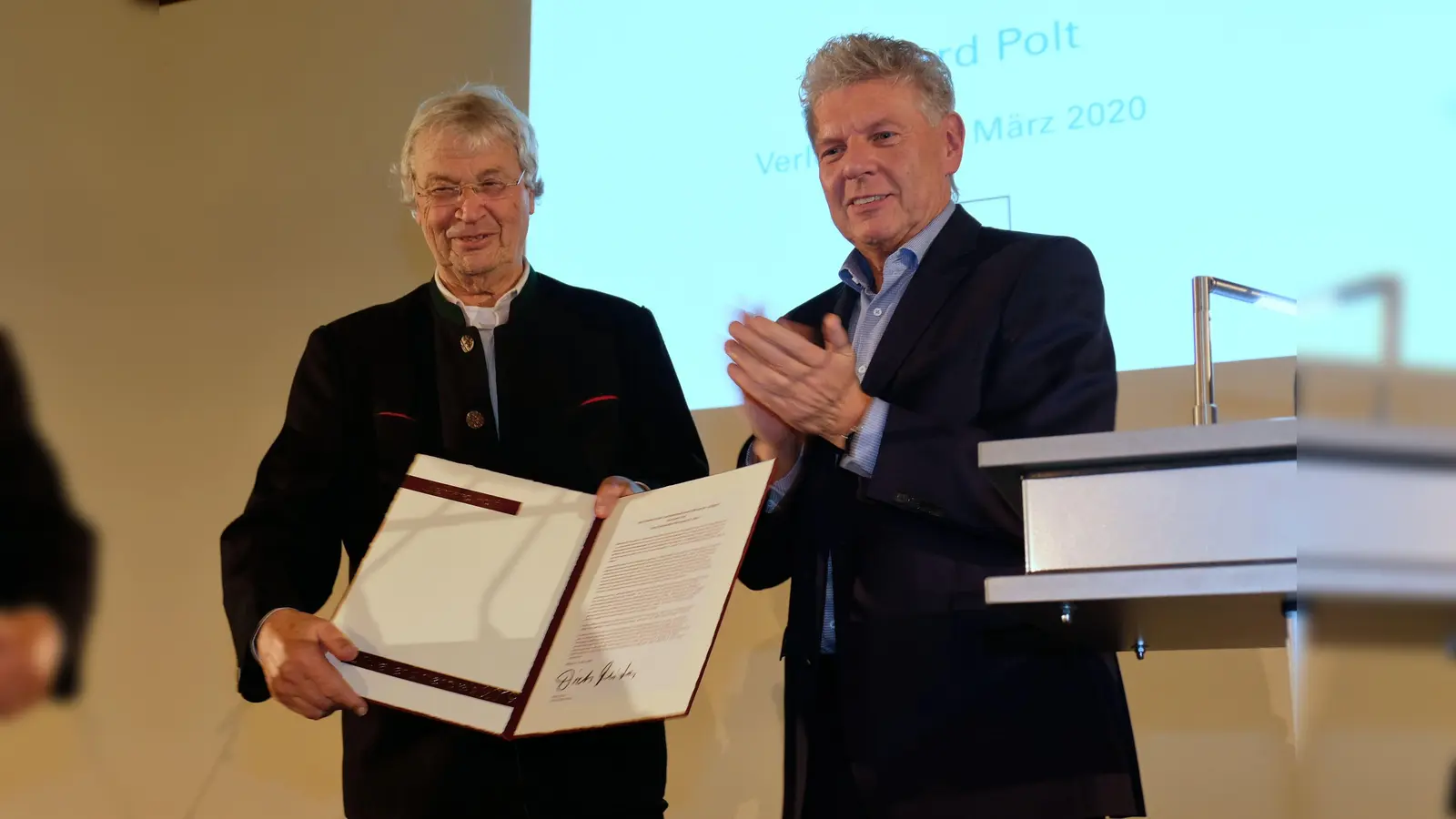 Oberbürgermeister Dieter Reiter gratulierte dem Kabarettisten Gerhard Polt zur Verleihung des Kulturellen Ehrenpreises. (Foto: Robert Bösl)