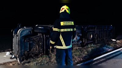 Die Bergung des LKW stellte sich als äußerst aufwendig heraus. (Foto: Kreisbrandinspektion)