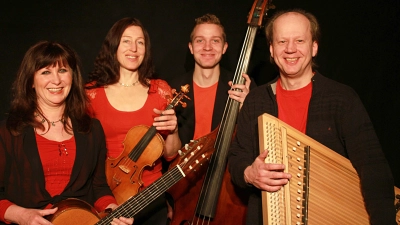 Rudi Zapf (Pedalhackbrett, Knopfakkordeon, Vibrandoneon), Sunny Howard (Violine), Ingrid Westermeier (Gitarre) und Ludwig Klöckner (Kontrabass) freuen sich auf das Neujahrskonzert. (Foto: Werner Rauch)