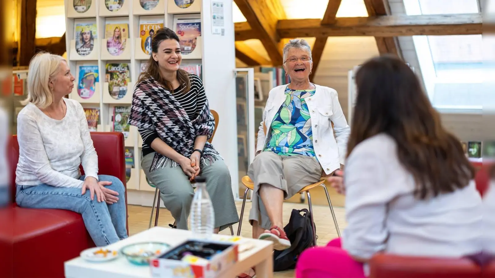 In den Sprachcafés kommt auch der Spaß nicht zu kurz, wie hier in Pöcking. Nun gibt es ein weiteres Sprachcafé in Seefeld. (Foto: Landratsamt Starnberg)