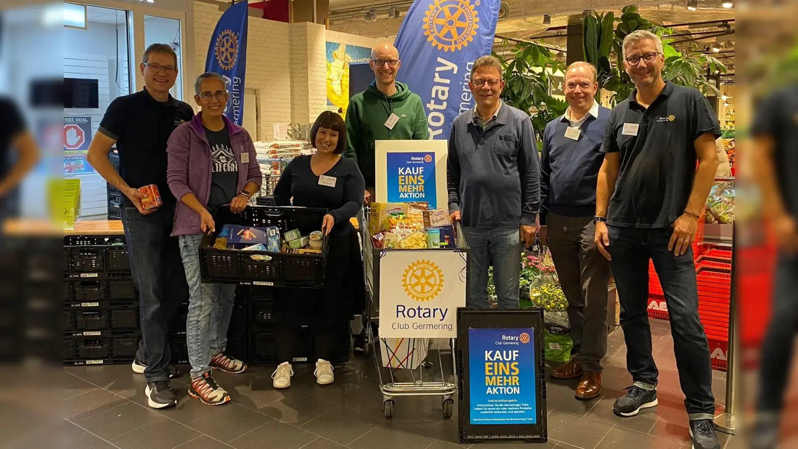 Rotary-Präsident Maximilian Streicher (vierter von links) und Wolfgang Winter, Mitglied des Tafel-Leitungsteams (dritter von rechts), freuten sich gemeinsam mit den Rotary Club Mitgliedern über die vielen Spenden. (Foto: Rotary Club Germering)