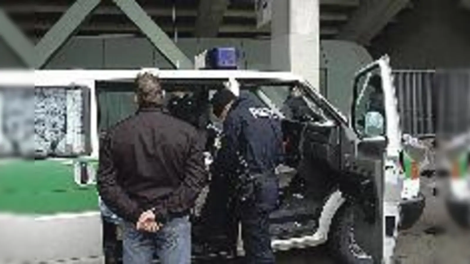 Die Polizei machte am Sonntag vor dem Stadion kurzen Prozess.  (Foto: Polizei)