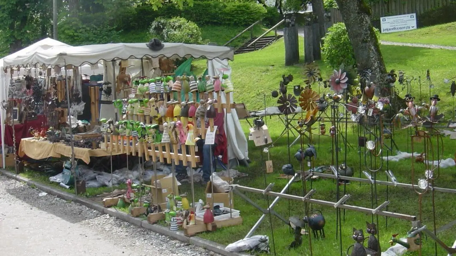 Besucherinnen und Besucher können auf dem Christi Himmelfahrts-Markt in Andechs u.a. Kunsthandwerk und Leckereien finden. (Foto: Gemeinde Andechs)