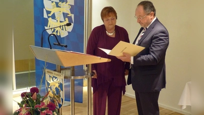 Für ihre kommunalen Verdienste wurde Monika Meyer-Brühl 2013 vom damaligen Landrat Karl Roth ausgezeichnet. (Foto: LRA Starnberg)