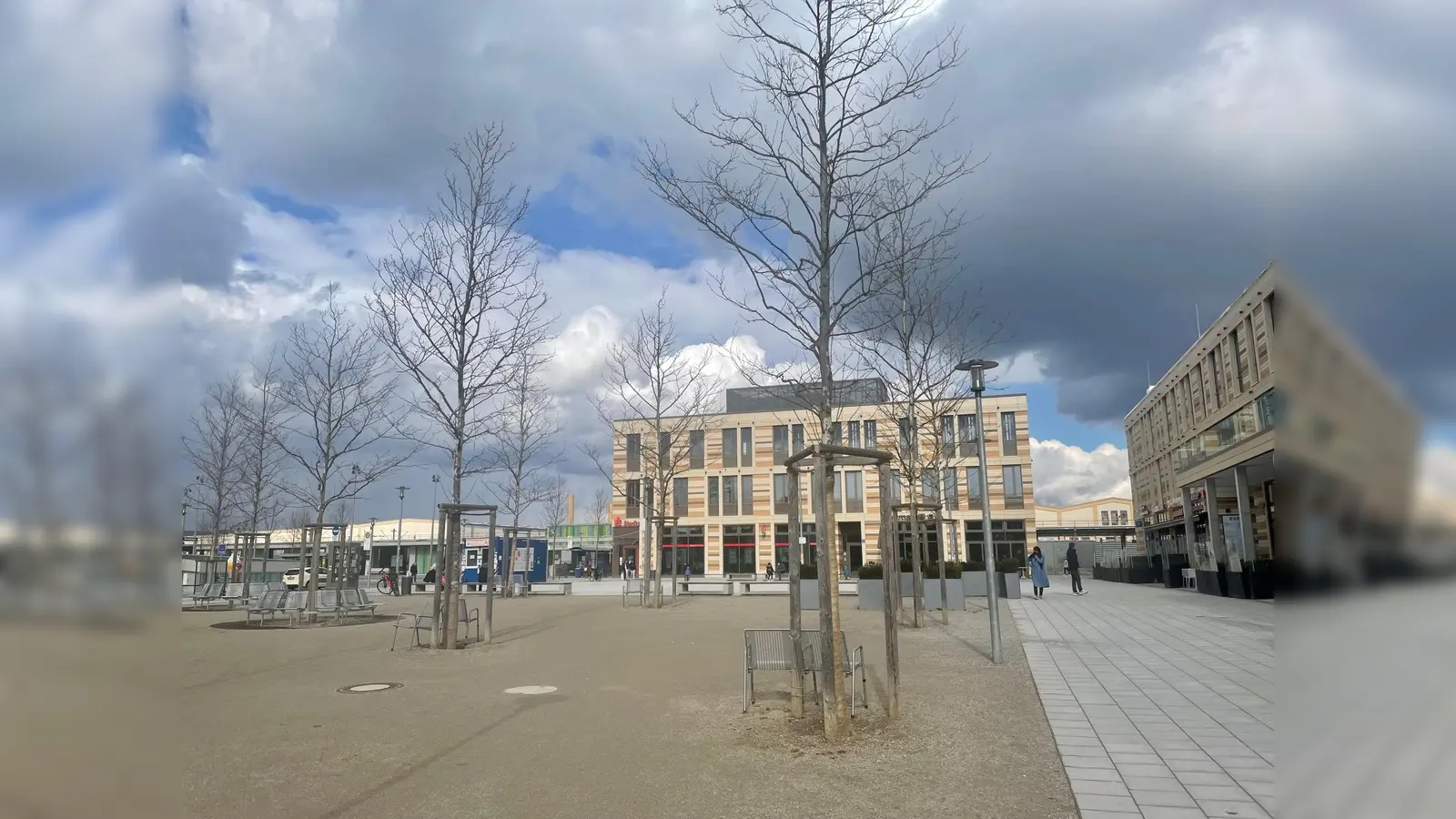 Großflächig versiegelt: Der Oertelplatz bietet wenig Aufenthaltsqualität. Auch die Platanen bringen derzeit noch keinen grünen Akzent. (Foto: bb)