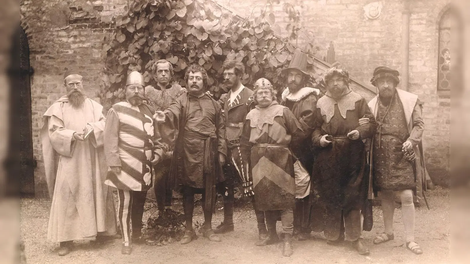 Zusammen mit dem Künstlerunterstützungsverein richteten „Die Geselligen” 1875 bis 1930 die Habenschadenfeier aus, u.a. mit einem Festspiel und Kostümgruppen bei Burg Schwaneck. Das Fest erinnerte an den Künstler Sebastian Habenschaden (1813-1868), der andere Künstler großzügig unterstützte. Unser Bild hält einen Moment der Habenschadenfeier 1894 fest. (Foto: GVbKM)