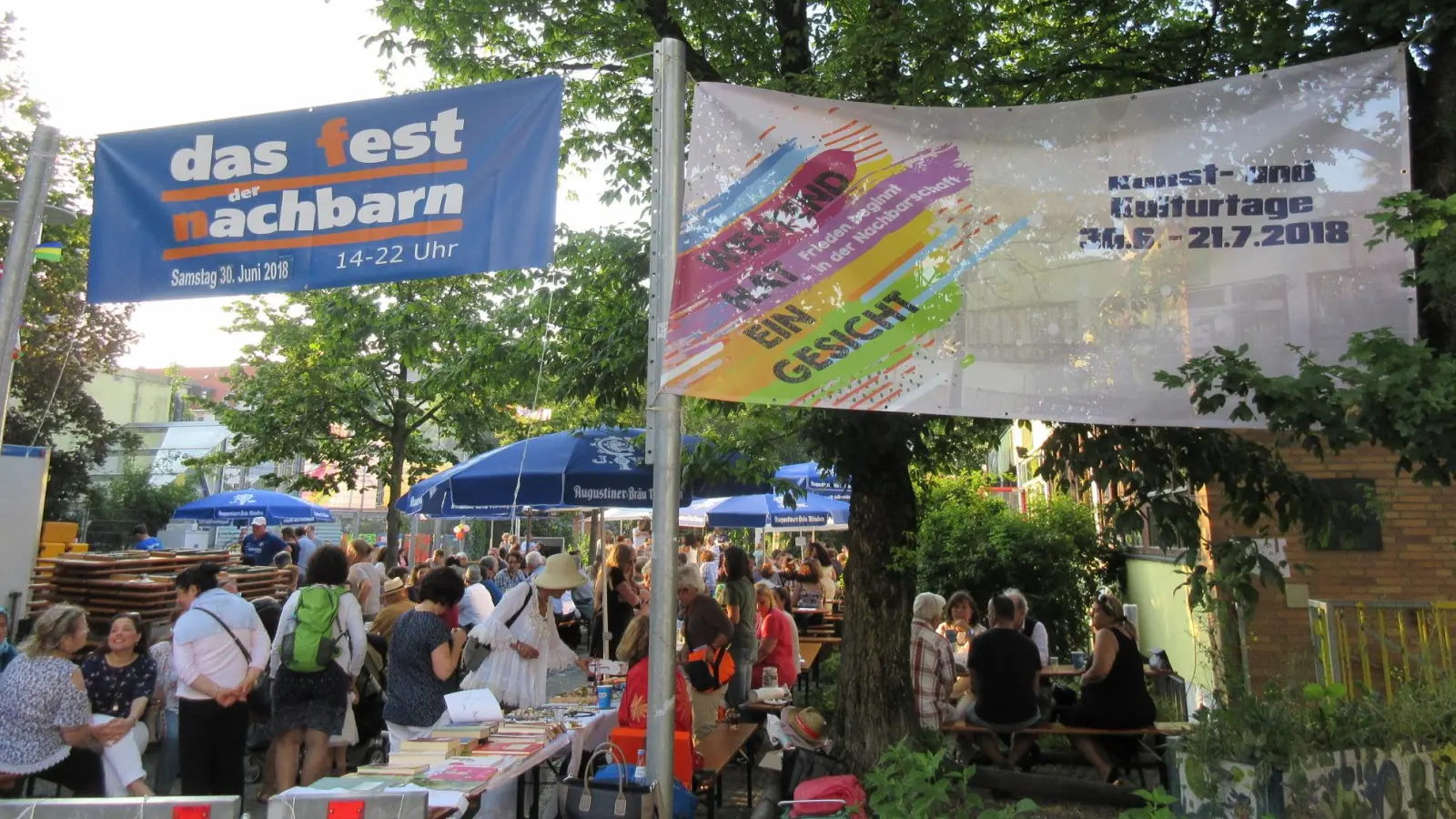 Vor Corona wurde der „World Neighbours Day” mit vielen Nachbarn, internationaler Küche und Musik begangen. (Foto: Archiv/ MKJZ)