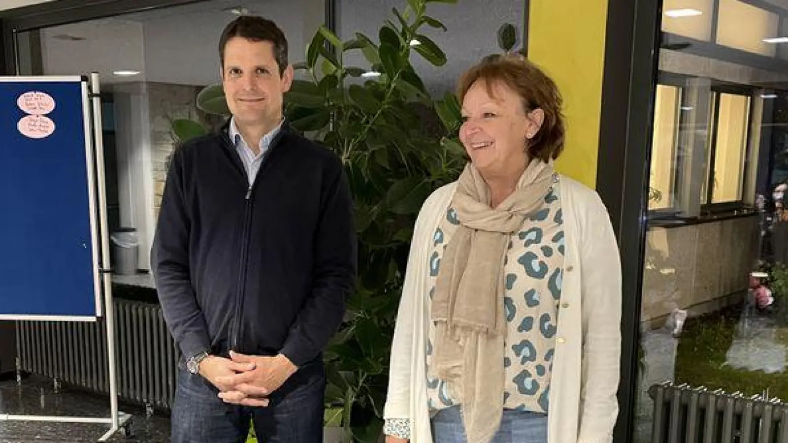 Schulleiterin Ulla Siebert und Elternbeiratsvorsitzender Martin Zückert setzen sich für die Gründung eines Fördervereins an der Grundschule in der Droste-Hülshoff-Straße ein. (Foto: EB/ Hajo Greif)