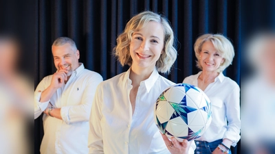 Vereinsgründerin Svenja Grundl (1. Vorstand), Gründer-Partnerin Dagmar Specht und Matthias Schönleben-Kübel (Kommunikationsleiter) setzen sich mit mission equal dafür ein, Fußballerinnen in Deutschland auf und neben dem Platz zu stärken. (Foto: Alistair Taylor Photography)