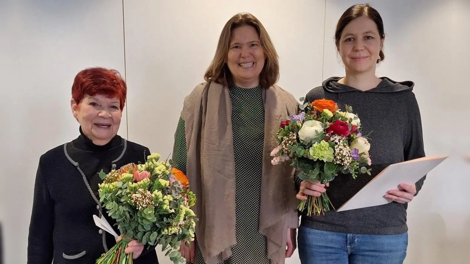 Die stellvertretende Gesundheitsreferentin, Dr. Susanne Herrmann (M.), gratuliert den Geehrten Georgina-Elisabeth Wismeyer (li.) und Tina Niedermeier. (Foto: GSR)