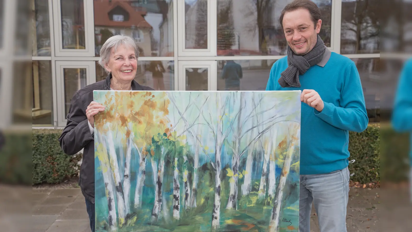 Als nächste Künstlerin stellt Brigitte Klenk ihre Werke im Sitzungssaal des Rathauses aus. Kulturreferent Hans-Hermann Weinen freut sich über die Zusage der Künstlerin. (Foto: Gemeinde Herrsching)