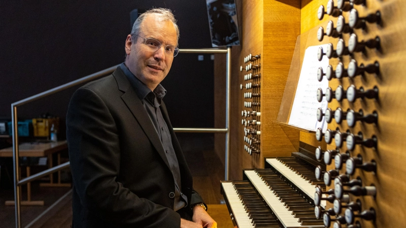 Organist Andreas Götz spielt am 22. Dezember ein adventlich-weihnachtliches Orgelkonzert in Herz Jesu. (Foto: Herz Jesu / Robert Kiderle)