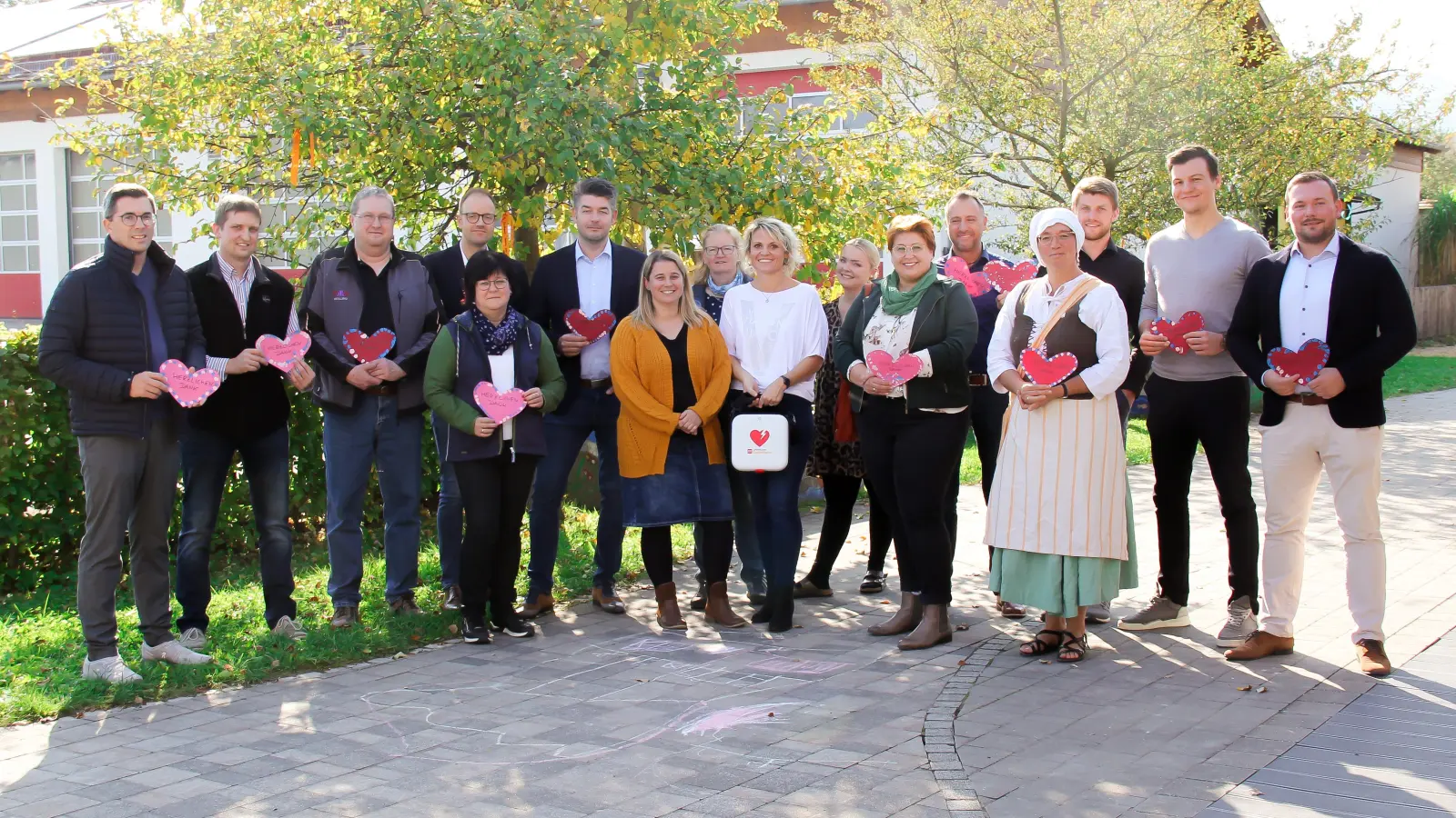 Der Kindergarten St. Johann dankt von Herzen: Etliche Firmen beteiligten sich finanziell, um die Anschaffung des Defibrillators zu ermöglichen. (Foto: KiGa St. Johann)