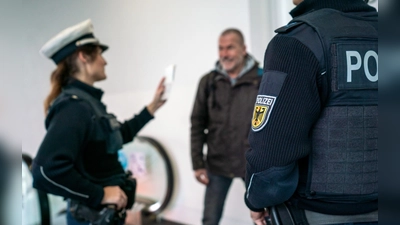 Bundespolizisten bei der Kontrolle am Münchner Flughafen. (Symbolbild: Bundespolizei)