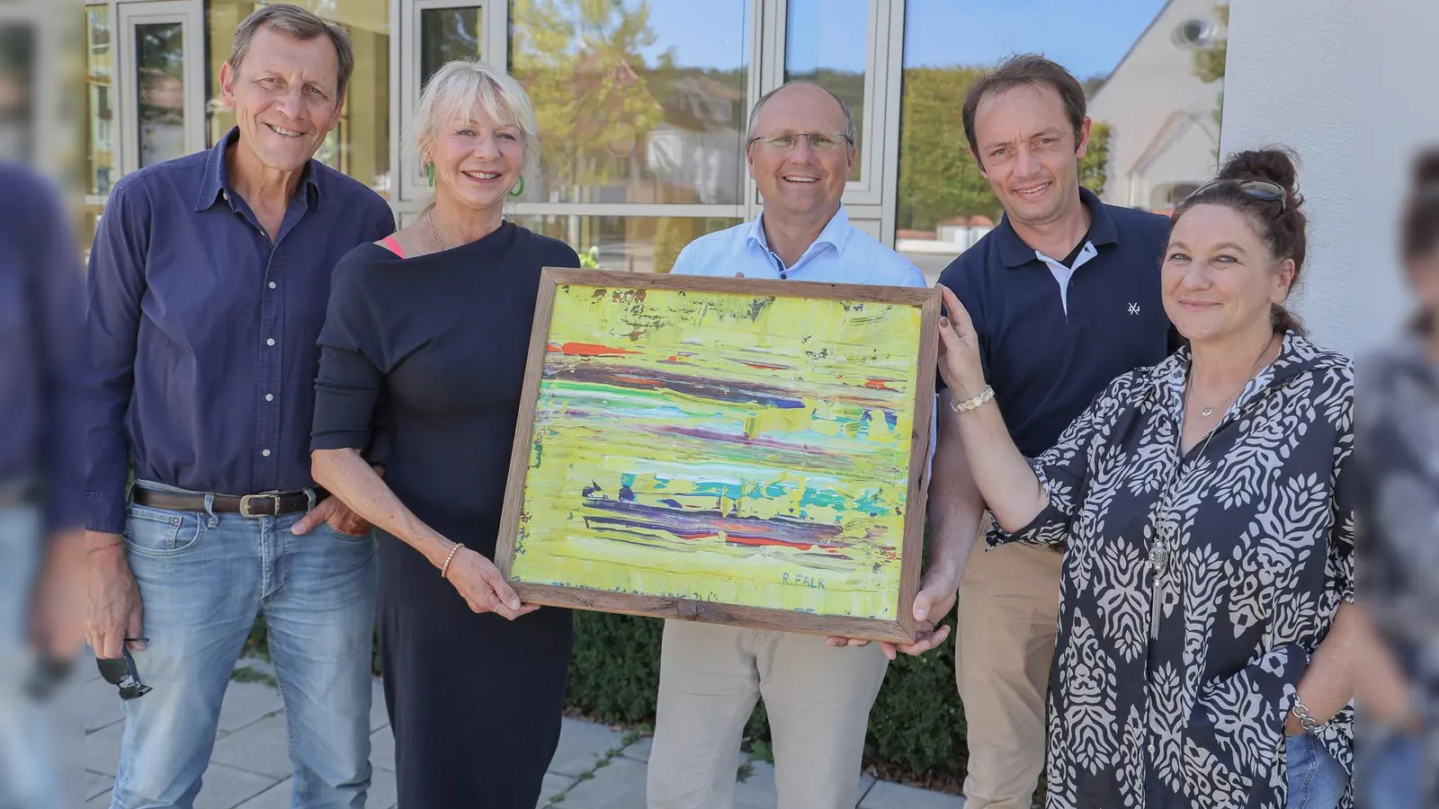 Ein Bild wechselt seinen Besitzer: v.l. Dr. Ulrich von Weidenach, Rita Falk, Christian Schiller, Hans-Hermann Weinen und Sabine Thomas (Foto: Gemeinde Herrsching)