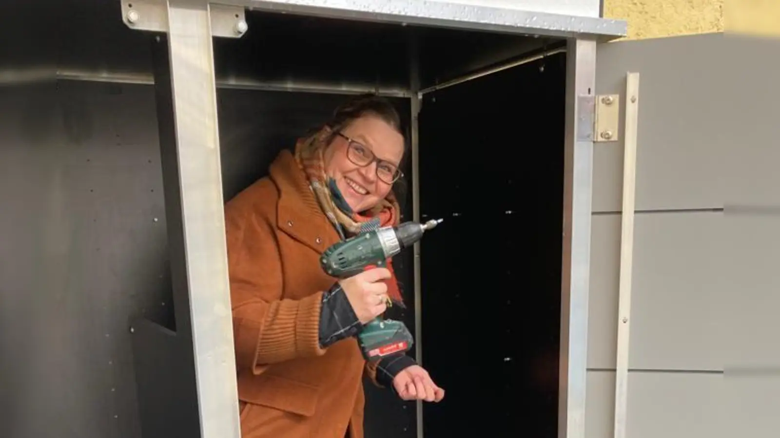 Die letzten Regale für den neuen Fairteiler-Schrank an der Initiativegruppe (IG) Feuerwache sind montiert. Leiterin Claudia Jovanovic freut sich auf die Eröffnung am Freitag, 11. März. (Foto: IG Feuerwache)