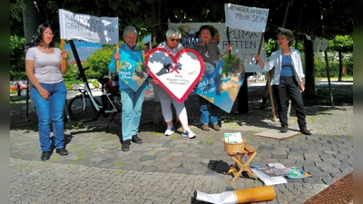 Bewusstsein schaffen: Die Omas for Future veranstalten immer freitags eine Klimawache auf dem Marktplatz. (Foto: Omas for Future Germering)