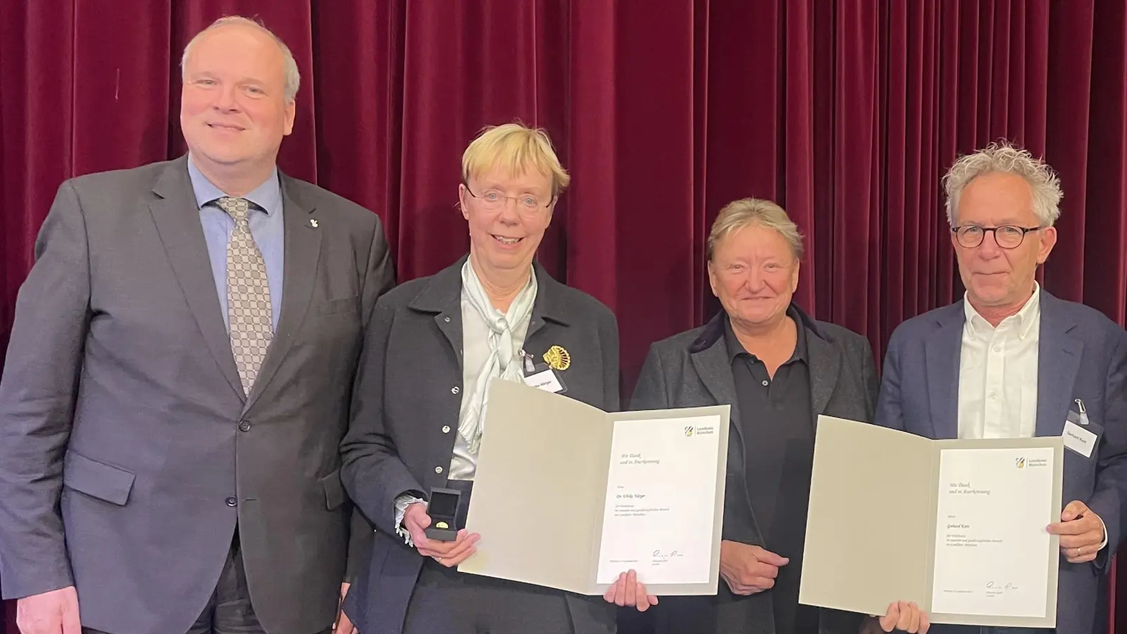 Landrat Christoph Göbel (l.) gratulierte Dr. Ulrike Närger (2.v.l.) und Gerhard Kurz (r.) zur Auszeichnung. Pullachs Bürgermeisterin Susanna Tausendfreund freut sich mit ihnen. (Foto: hw/co)