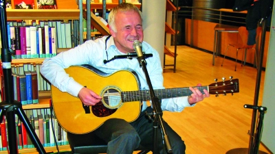 Claus Angerbauer tourt regelmäßig mit seiner Gitarre durch den Landkreis. (Foto: Patrizia Steipe)