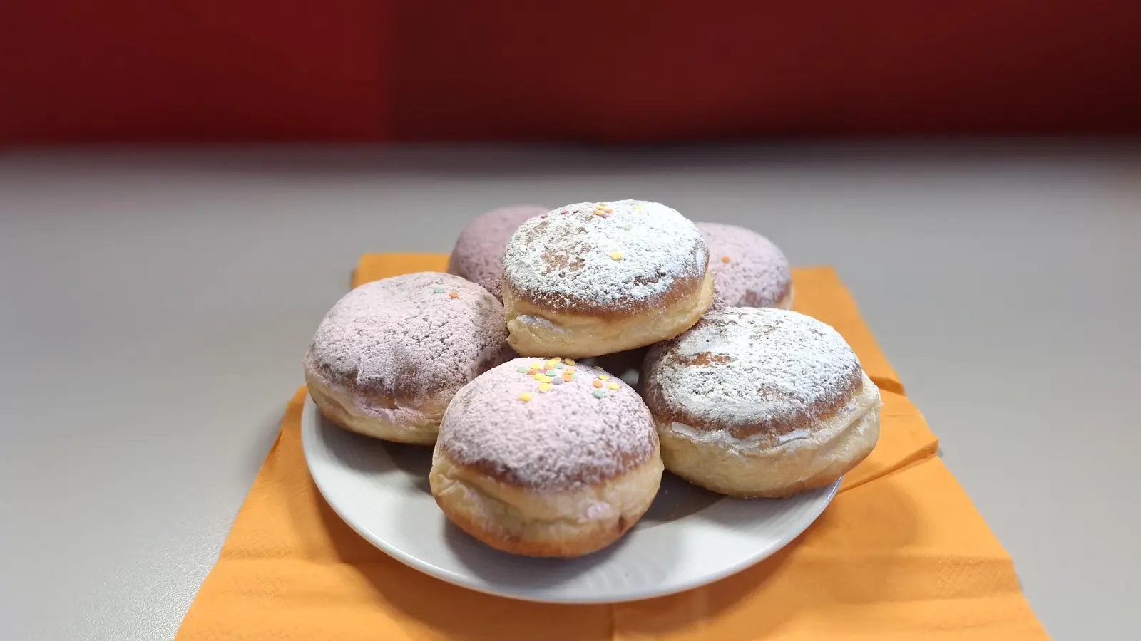 Schmeckt nicht nur zur Faschingszeit: Der Krapfen! (Foto: chö)