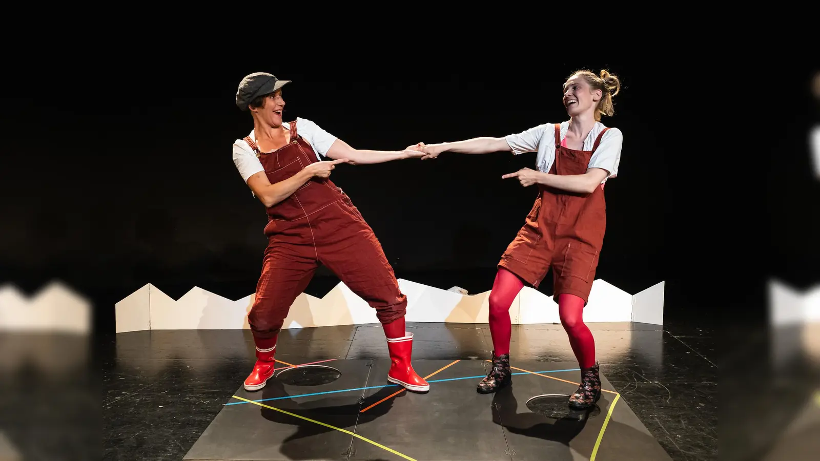 Angela Hundsdorfer und Pia Kolb brauchen nicht viele Requisiten, um die Lausdirndlgeschichten zum Leben zu erwecken. (Foto: Theater viel Lärm um Nichts)