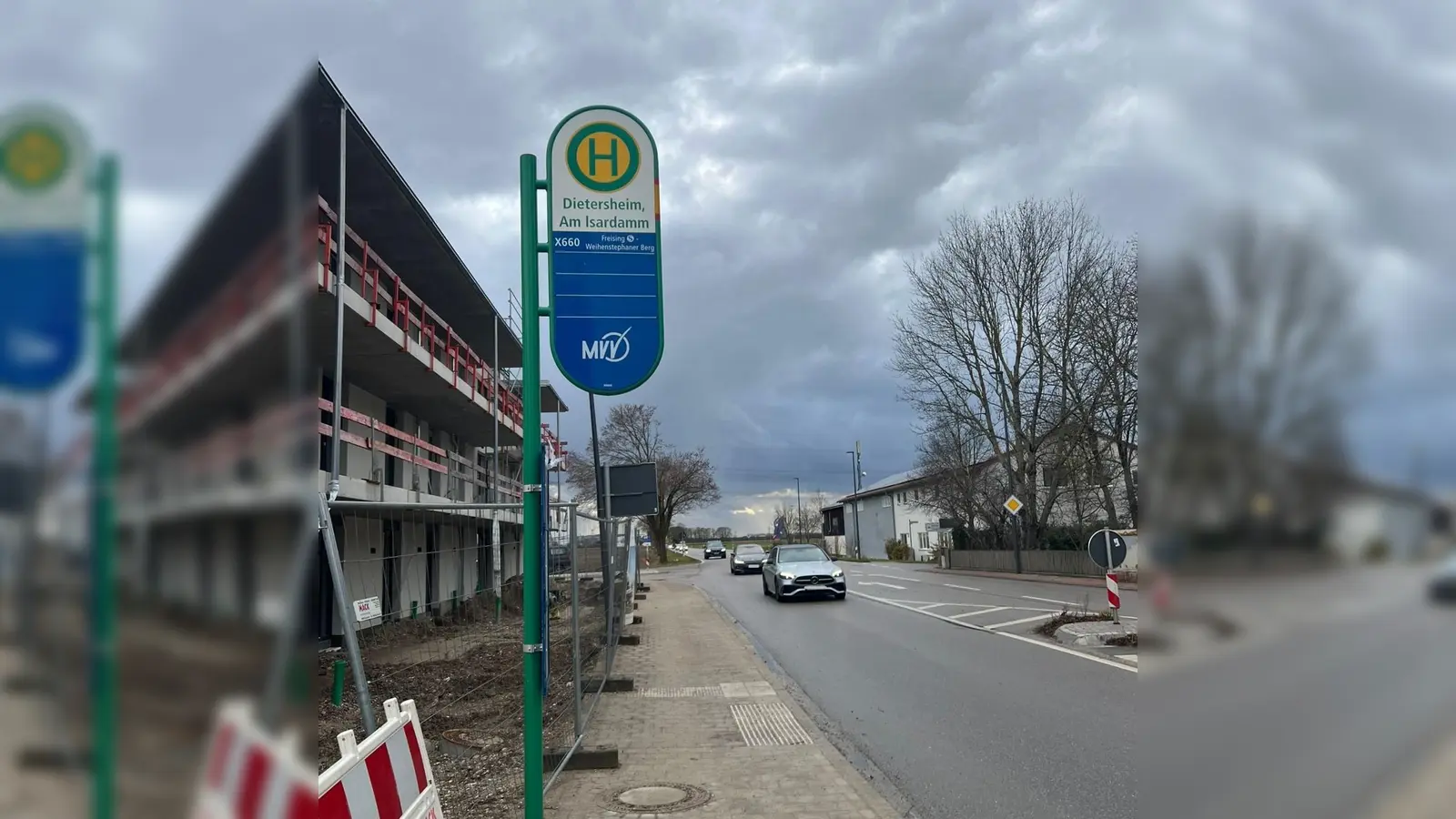 Hier hält nun auch der Bus der Linie 690. Er fährt unter der Woche alle 20 Minuten und am Wochenende im Stundentakt. (Foto: © Gem. Eching)