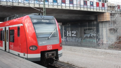 Unter der Brücke am S-Bahnhof stören die Schmierereien. Die Bürgergremien können sich hier eine professionell gestaltete Wandbemalung vorstellen (Foto: job)