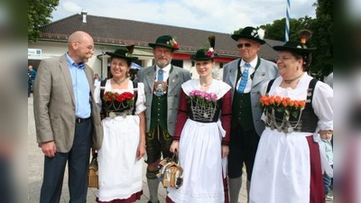 Die mit Rosen geschmückten „Balkone” der Trachtlerinnen vom Gebirgstrachten-Erhaltungsverein Bayrischzeller-München – mit 105 Jahren einer der ältesten und kleinsten Trachtenvereine der Stadt – leuchteten weithin. (v.l.): BA-Vorsitzender Ludwig Wörner,  Marianne Schwarz, Werner Schwarz, Günter  Zettl, „Vorständin” Lieselotte Günter und Michaela Ehbauer. (Foto: tg)