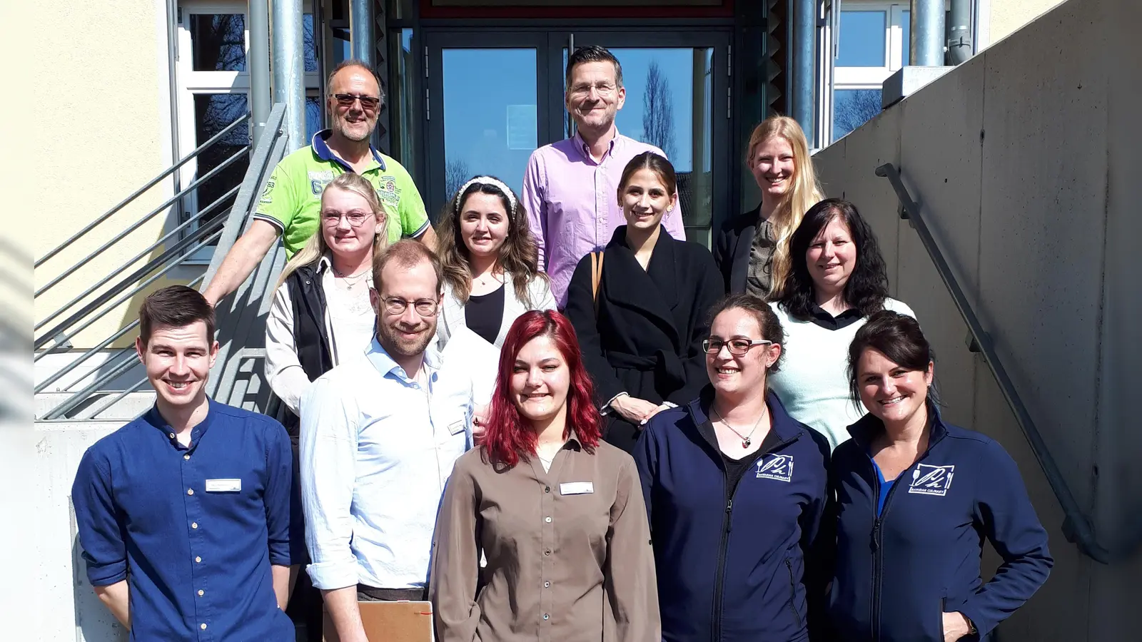 Die Abordnungen der Unternehmen gemeinsam mit Hermann Kotz (oben links), Berufsberater der Agentur für Arbeit Weilheim und Armin Mutzbauer (oben rechts), 1. Konrektor der Mittelschule Weilheim.<br><br>  (Foto: Agentur für Arbeit Weilheim)