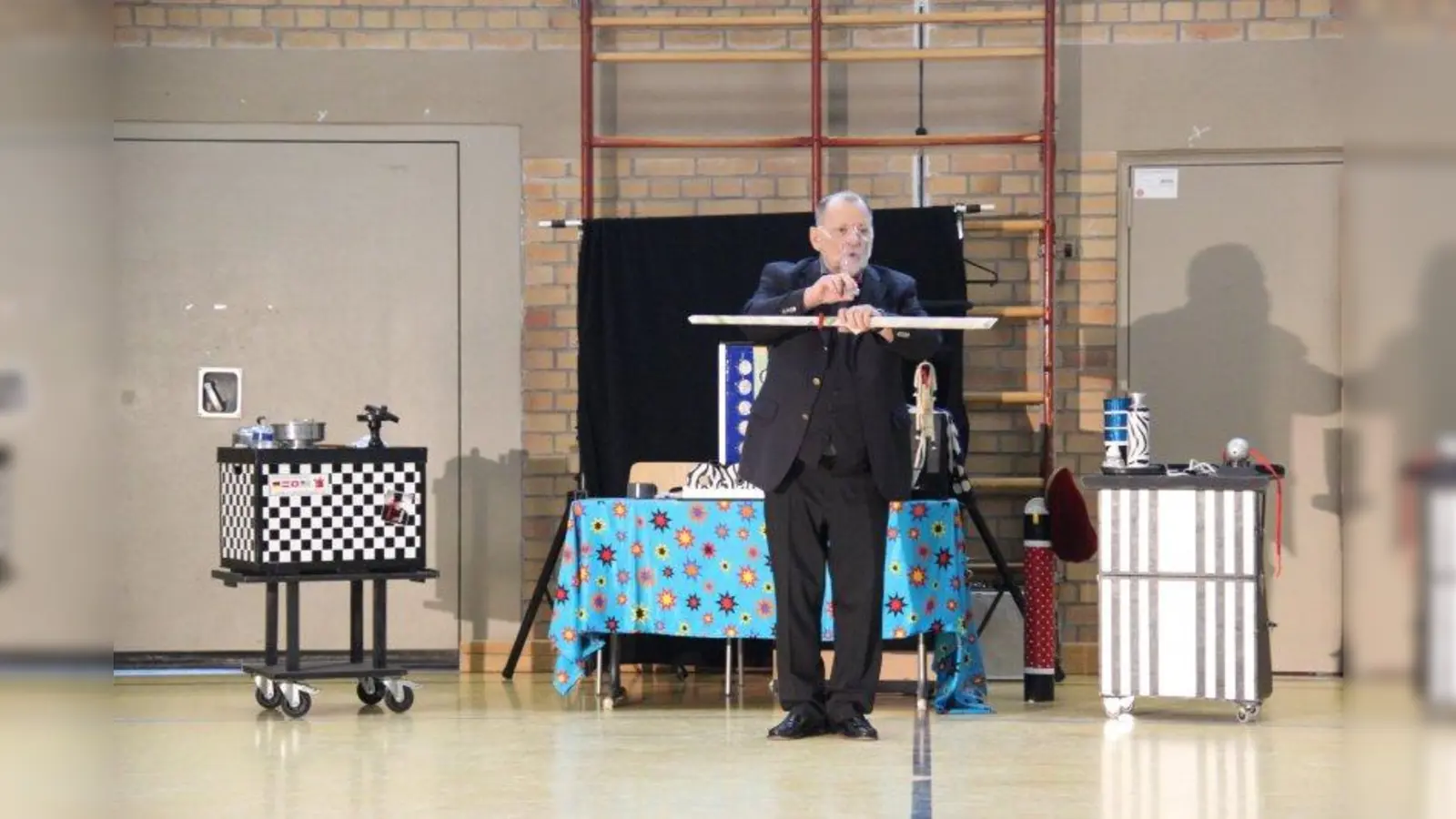 Der Zauberer Pierre Brenó brachte die Kinder mit seinen Tricks zum Staunen. (Foto: Kathrin Gliesche)