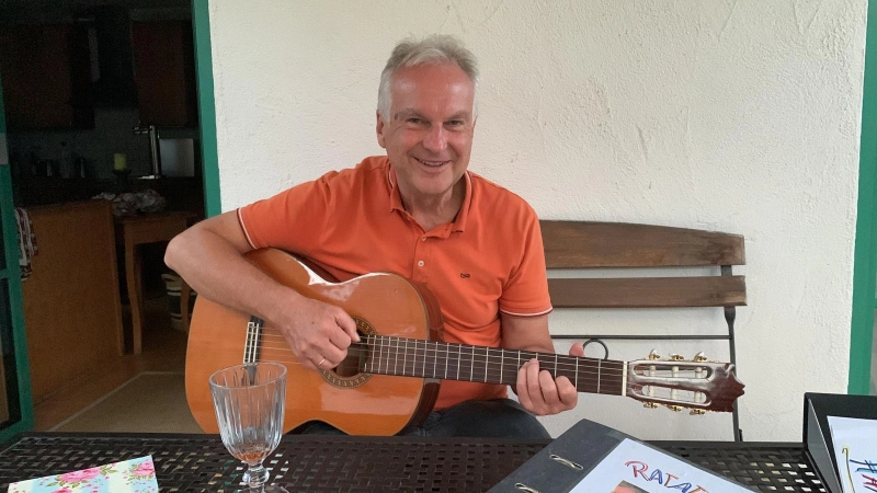 Hans Wagatha liebt das Leben und die Musik. Nun ist er an Krebs erkrankt. Der Erlös aus dem Benefiz-Konzert soll in eine Therapie fließen, die von der Krankenkasse nicht bezahlt wird.  (Foto: Familie Wagatha)