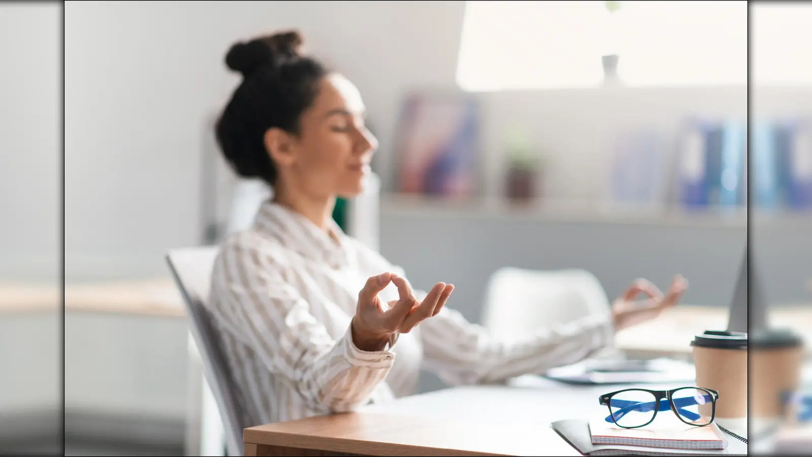 Es gibt verschiedene bewährte Methoden, um mit Stress umzugehen, darunter Entspannungstechniken wie Meditation und die Entwicklung gesunder Bewältigungsstrategien. (Foto: txn/Randstad/Adobestock/Prostock-studio)