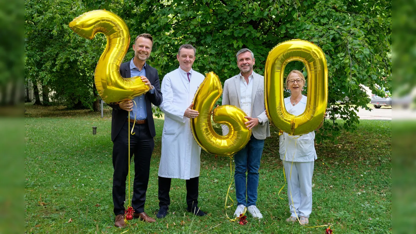 Klinikleiter Phil Hill, Chefarzt Prof. Clemens Wendtner, Stiftungsvorstand Martin Liebhäuser und die pflegerische Stationsleiterin Helene Haug (v.l.n.r.) freuen sich über die Spende, die 260 Atemtherapie-Stunden ermöglicht.  (Foto: München Klinik)