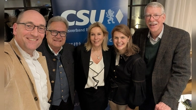 Ortsvorsitzende Nicole Eder (Mitte) mit ihrem Vorgänger Burkhard Haneke (rechts), MdL Bernhard Seidenath (links), MdB Katrin Staffler (2.v.r.) und dem Röhrmooser Bürgermeister Dieter Kugler (2.v.l.). (Foto: CSU)