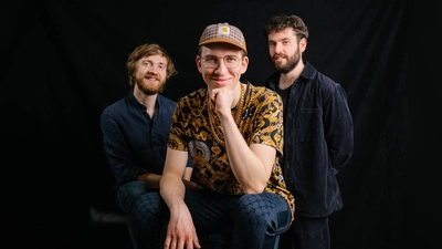 Das Nils-Kugelmann-Trio spielt stürmisch-schönen Jazz in der Hainhalle.  (Foto: © Uli Neumann-Cosel)