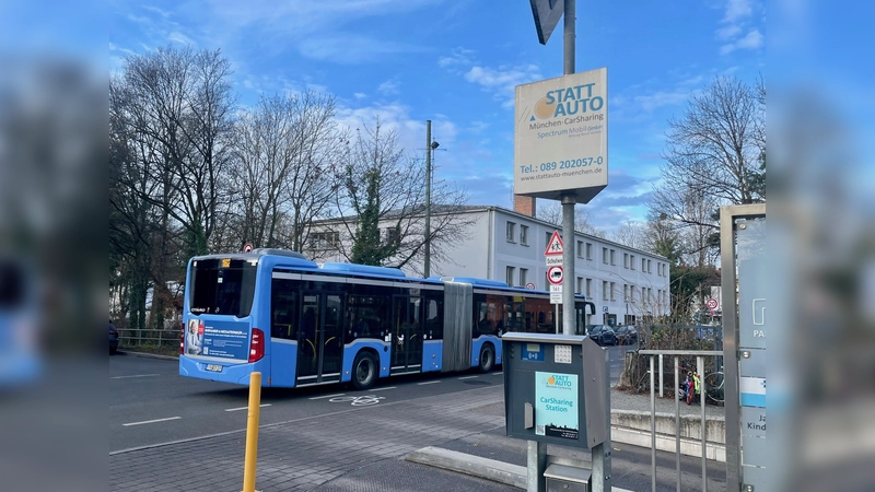 Ein stationsgebundenes Carsharing-Angebot wie in Pasing könnte auch in Allach Zuspruch finden. Die Pasinger Station befindet sich in der Nähe des Bahnhofs und ist augenscheinlich gut frequentiert. (Foto: bb)