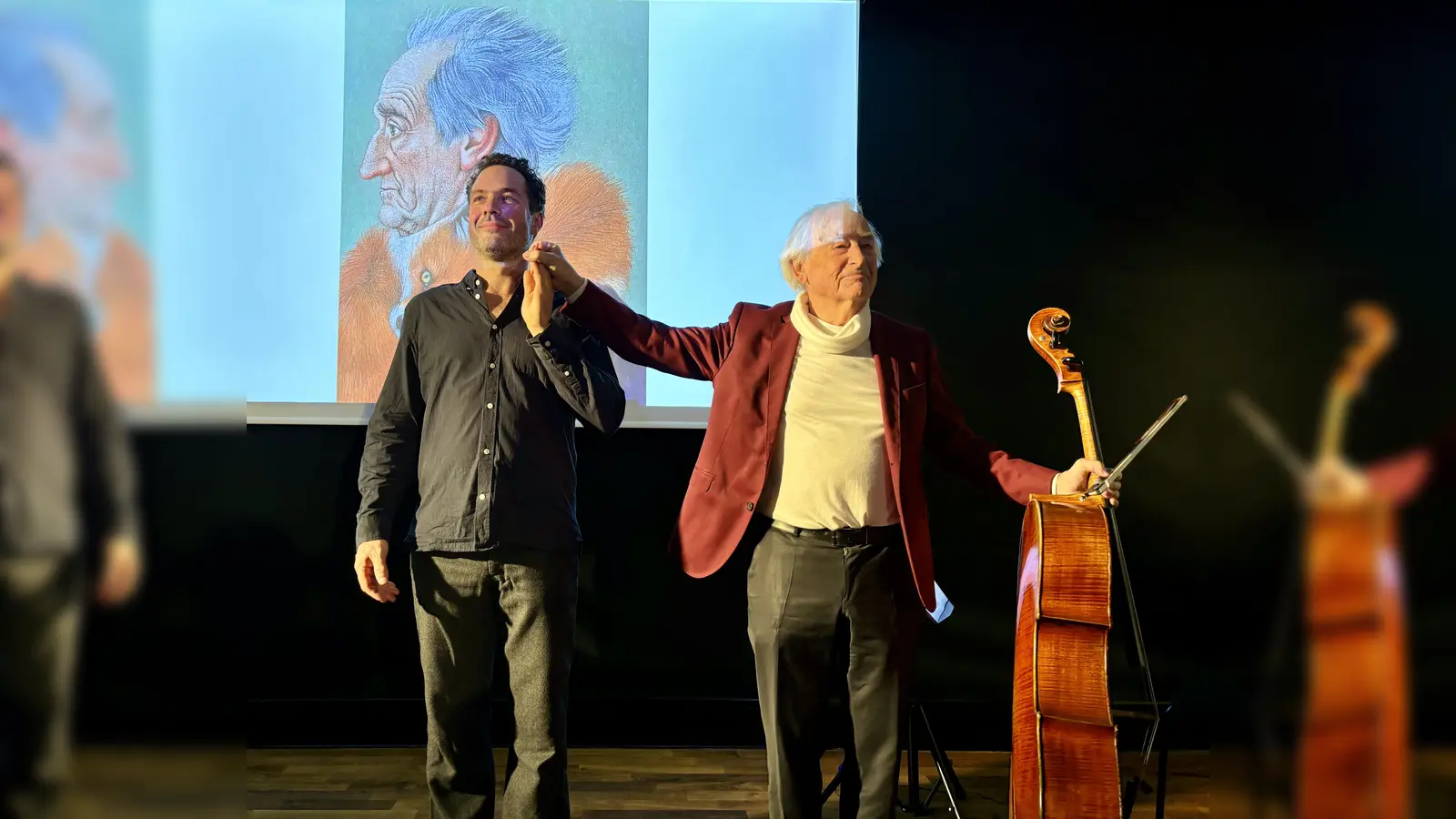 Der Gautinger Cellist Heinrich Klug und der Schauspieler Thomas Birnstiel (von rechts) bringen mit „Reineke Fuchs“ eine musikalische Politposse mit Bildern nach Gräfelfing. (Foto: Ulrike Seiffert)