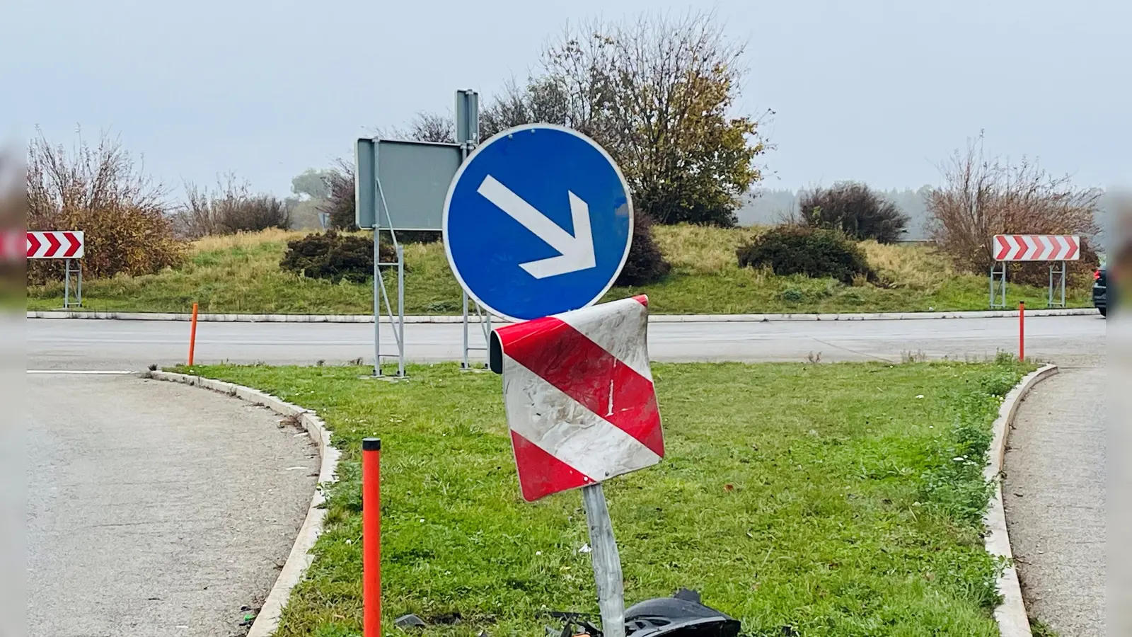 Eigentlich einleuchtend, wie das mit so einem Kreisverkehr funktioniert. Ein 31-jähriger Ebersberger wollte aber lieber mitten durch, und das gleich mehrfach! (Foto: hw)