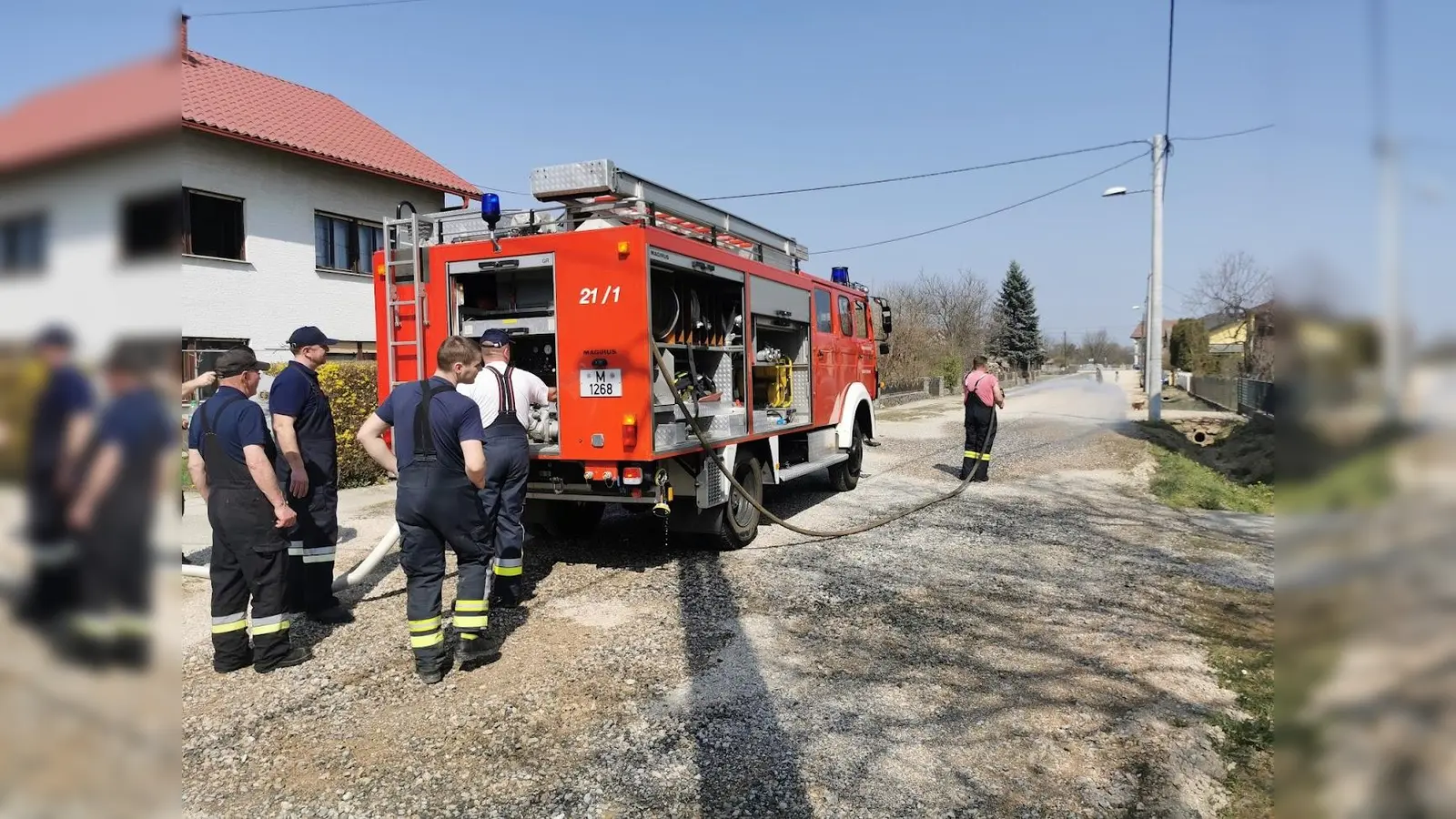 Das Tanklöschfahrzeug ist in Kucè angekommen. Mitglieder der dortigen Feuerwehr werden in die Bedienung eingewiesen. (Foto: Brigitte Bothen)