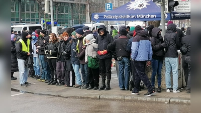 Am Sonntag verhinderten Demonstranten mit einer Menschenkette gut drei Stunden lang, dass Bürger am Ort des Attentats der Opfer gedenken oder ihre Anteilnahme ausdrücken konnten. Damit wollten sie verhindern, dass AfD-Funktionäre Blumen niederlegen. (Foto: red)