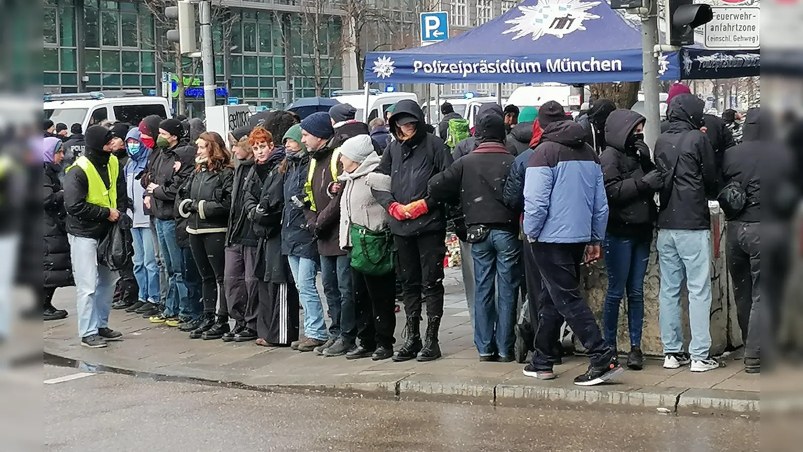 Am Sonntag verhinderten Demonstranten mit einer Menschenkette gut drei Stunden lang, dass Bürger am Ort des Attentats der Opfer gedenken oder ihre Anteilnahme ausdrücken konnten. Damit wollten sie verhindern, dass AfD-Funktionäre Blumen niederlegen. (Foto: red)