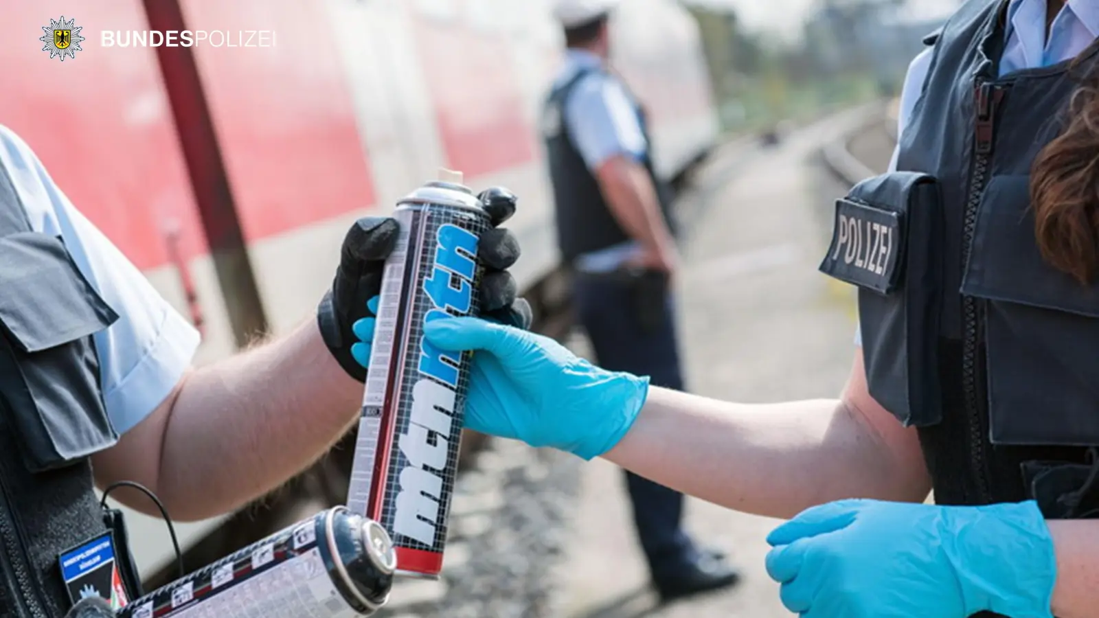 Mehrere Spraydosen wurden bei der Festnahme der beiden Graffiti-Sprüher sichergestellt. Sie sollen auch den dritten, noch flüchtigen Täter überführen.  (Foto: © Bundespolizei)