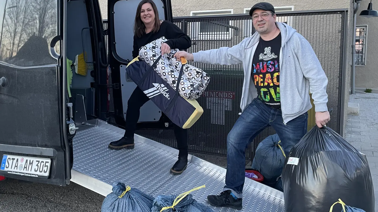 Anna und Marcin Dybowski beladen ihren Transporter mit den gespendeten Hilfsgütern für die Ukraine. (Foto: pst)