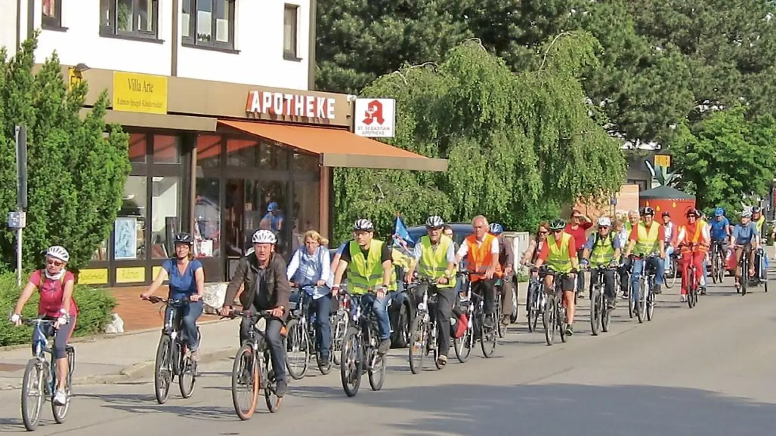 In der Gilchinger Römerstraße gibt es noch einige Optimierungspotenziale für Radler, denn ein Radweg fehlt. (Foto: ADFC Gilching)