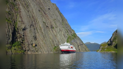 Die Einfahrt des Hurtigruten-Schiffes in den Trollfjord. (Foto: Wischnowski)