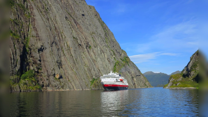 Die Einfahrt des Hurtigruten-Schiffes in den Trollfjord. (Foto: Wischnowski)