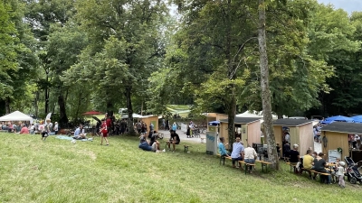 Zwischen den Bäumen haben die Weßlinger Kunsthandwerker und Gastronomen ihre Buden aufgeschlagen.  (Foto: pst)