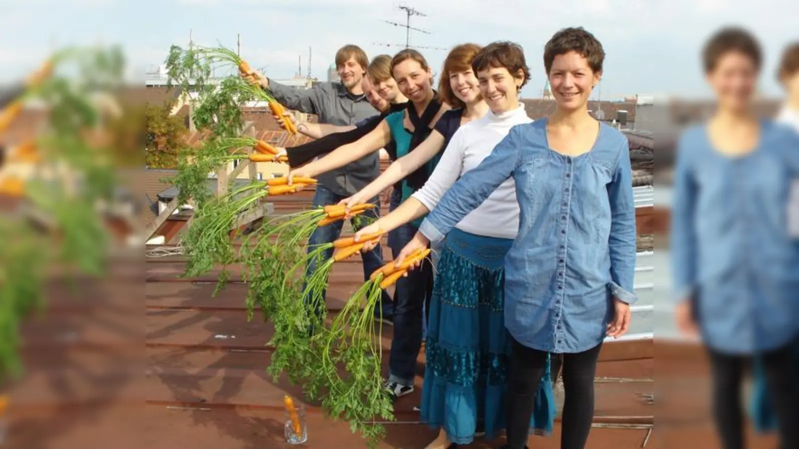 Mit Karotten machen Mitarbeiter von Green City auf die organisierte Einkaufsaktion Carrotmob aufmerksam.  (Foto: Green City e.V.)