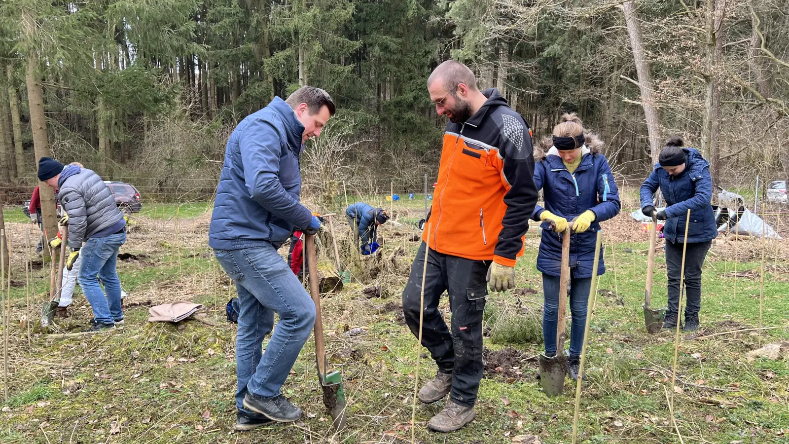 Einen Baum zu pflanzen, ist gar nicht so schwer: Wer mithelfen möchte, bekommt gezeigt, wie es funktioniert. (Foto: TreePlantingProjects)