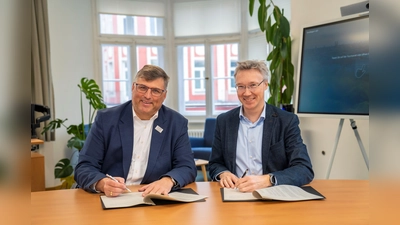 Dachaus Landrat Stefan Löwl und Münchens Mobilitätsreferent Georg Dunkel unterzeichnen die Vereinbarung für die Untersuchung einer Tram zwischen München und Dachau.  (Foto: LHM/MOR, DobnerAngermann)